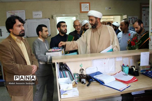 عیادت خادمان مسجد مقدس جمکران ازبیماران بیمارستان شهید گنجی دشتستان