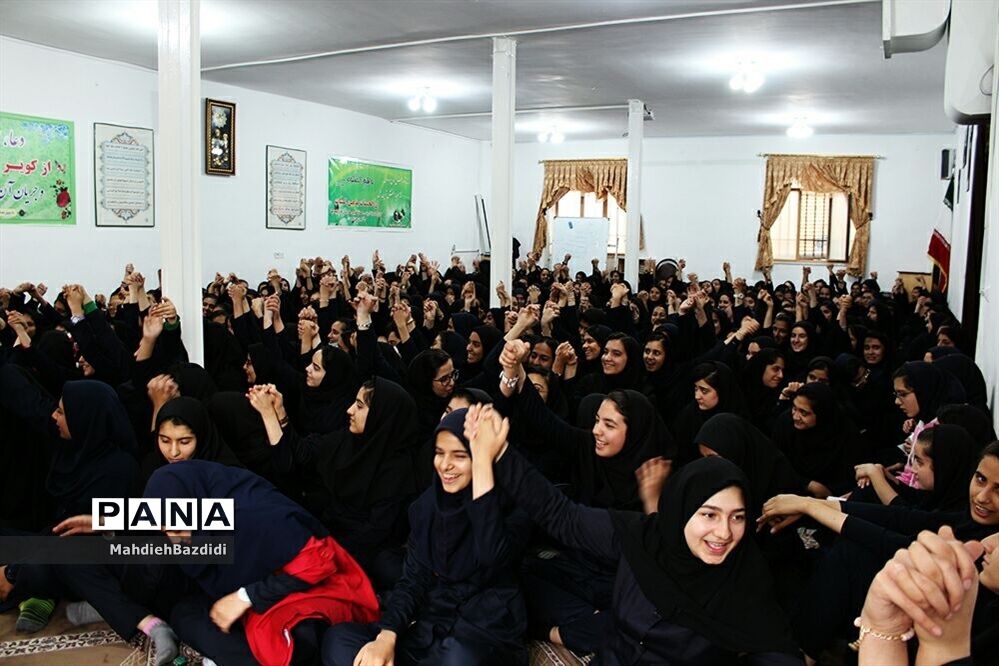 جشن میلاد پیامر اکرم(ص)در دبیرستان حضرت زینب(س)
