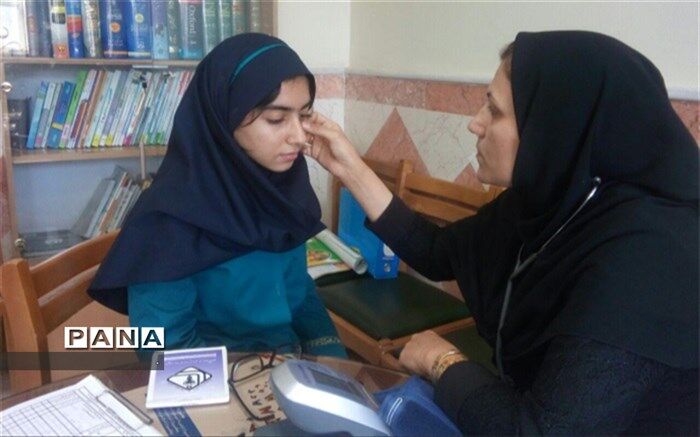 معاینه پزشکی دانش آموزان دبیرستان دکتر شاهی