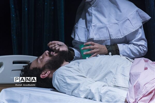 اجرای نمایش «سوختن در آب غرق شدن در آتش»