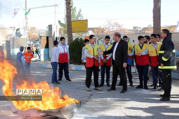 بیستمین مانور سراسری زلزله در دبیرستان متوسطه اول سلمان فارسی  شهرستان بیرجند