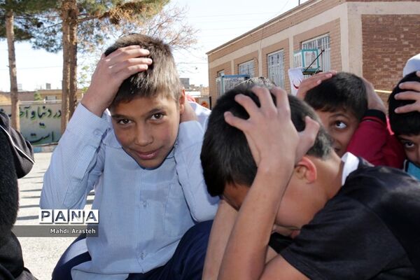 بیستمین مانور سراسری زلزله در دبیرستان متوسطه اول سلمان فارسی  شهرستان بیرجند