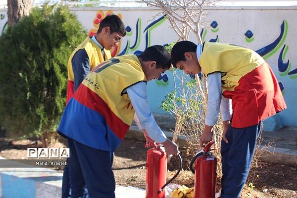 بیستمین مانور سراسری زلزله در دبیرستان متوسطه اول سلمان فارسی  شهرستان بیرجند