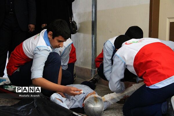 بیستمین مانور سراسری زلزله و ایمنی مدارس درآموزشگاه سلمان فارسی بیرجند