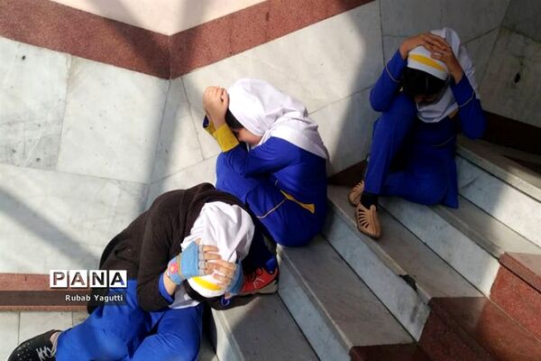 مانور زلزله در دبستان شهید فولادی 2 و دبستان معینی  بوشهر