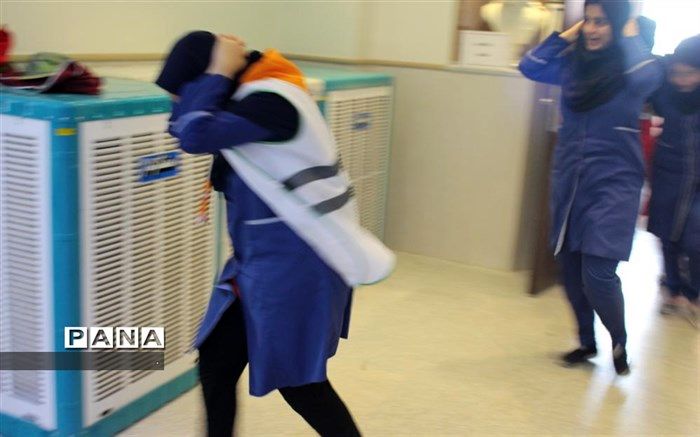 برگزاری نمادین بیستمین مانور سراسری زلزله  با شعار مدرسه ایمن ـ جامعه تاب آور در دبیرستان مصلی نژاد یاسوج