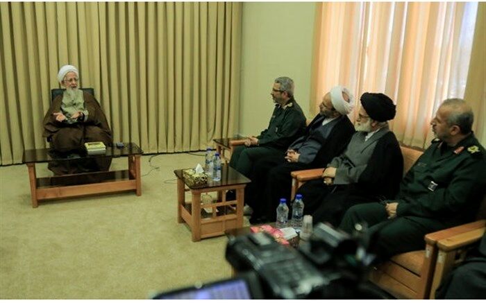 آیت الله جوادی آملی: امور داخلی را نباید با میدان جنگ اشتباه گرفت