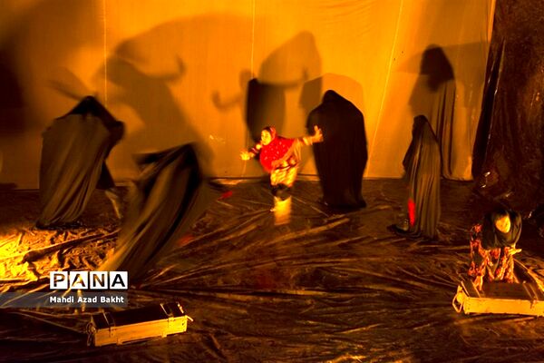 اجرای نمایش «رمان سمپاشی»