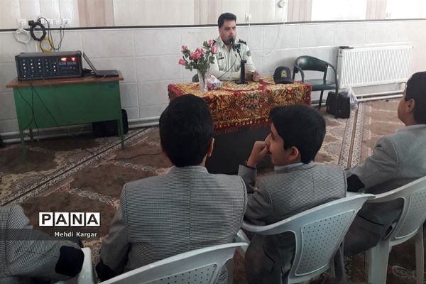 برگزاری اردوی شبی در مدرسه در دبیرستان شهید ذوالفقاری میبد در استان یزد