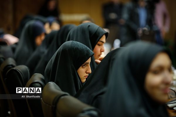 نشست گفت‌وگوی بین نسلی