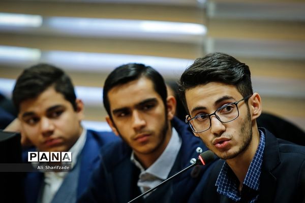 نشست گفت‌وگوی بین نسلی