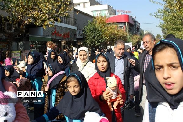 مراسم شادپیمایی کودکان با عروسکها در اسلامشهر