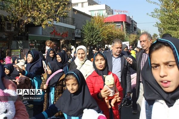 مراسم شادپیمایی کودکان با عروسکها در اسلامشهر