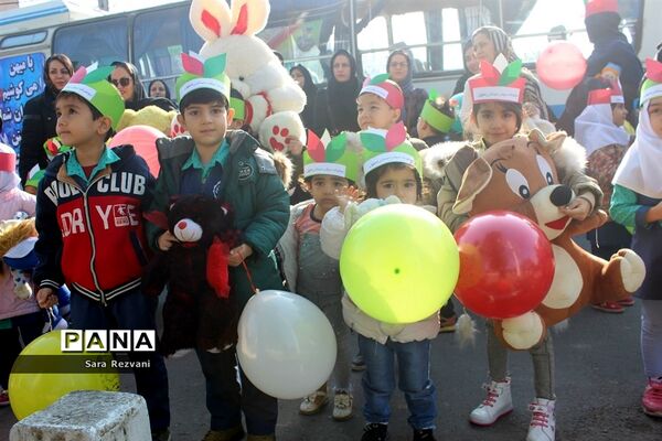 مراسم شادپیمایی کودکان با عروسکها در اسلامشهر