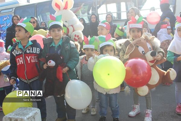 مراسم شادپیمایی کودکان با عروسکها در اسلامشهر