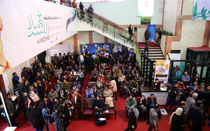 نیکخواه آزاد: سعی کردیم هزینه‌های جشنواره را صرف جوایز کنیم تا دکور
