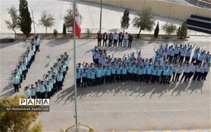 هدیه خاص دانش آموزان دبیرستان شهید صدوقی دوره اول به صدرا حیدری، مدال آور المپیاد جهانی