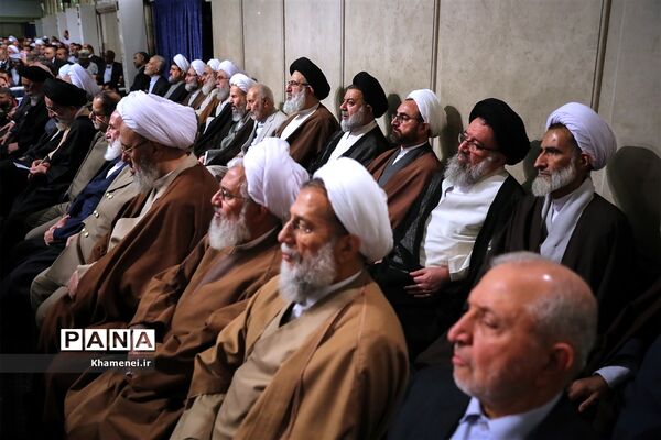 دیدار مسئولان نظام و میهمانان کنفرانس وحدت اسلامى‌ با مقام معظم رهبری