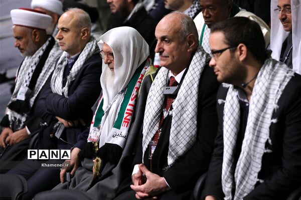 دیدار مسئولان نظام و میهمانان کنفرانس وحدت اسلامى‌ با مقام معظم رهبری