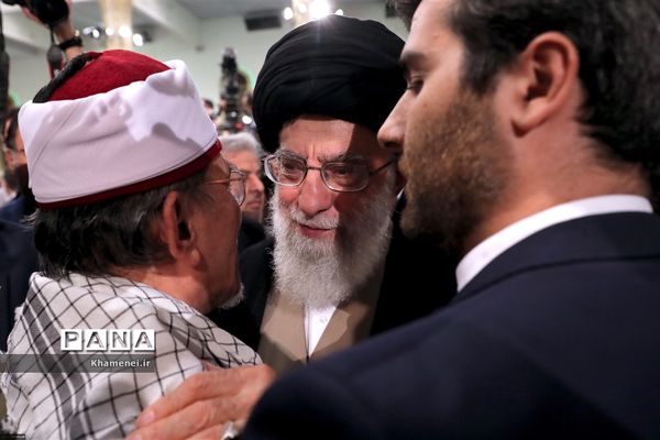 دیدار مسئولان نظام و میهمانان کنفرانس وحدت اسلامى‌ با مقام معظم رهبری