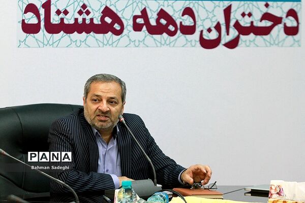 نشست علمی  تخصصی تاثیر فضای مجازی بر دختران دانش‌آموز