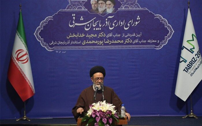 حل مشکلات اقتصادی و مبارزه با فساد در اولویت کاری قرار بگیرد