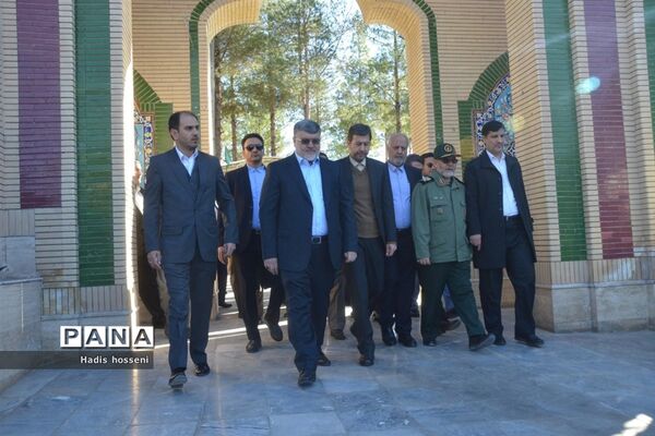 ادای احترام استاندار جدید خراسان جنوبی  به مقام شامخ شهدا