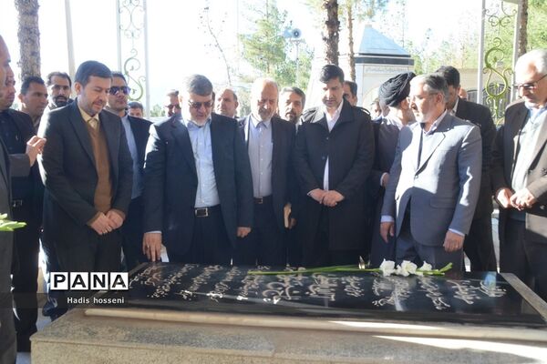 ادای احترام استاندار جدید خراسان جنوبی  به مقام شامخ شهدا