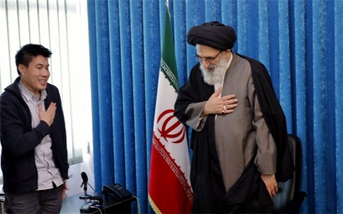 تشرف یک مرد بودائی به اسلام در حضور امام‌جمعه کرج