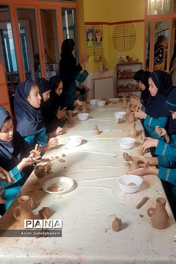 بازدید دانش‌آموزان دبیرستان دکتر شاهی از کارگاه سفال گری