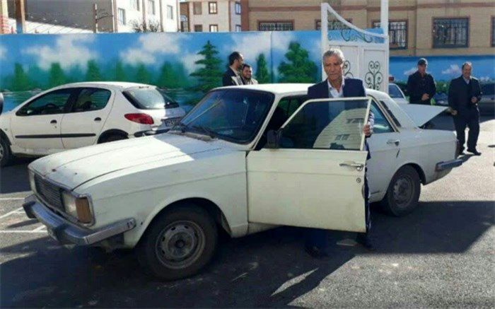 حضور متفاوت  خیر مدرسه ساز اسلامشهری در مراسم افتتاح مدرسه ای که ساخته