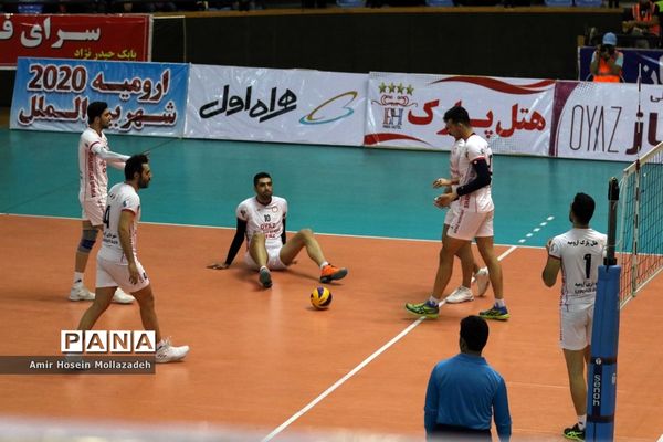 دیدار تیم‌های والیبال شهرداری ارومیه و دورنای ارومیه