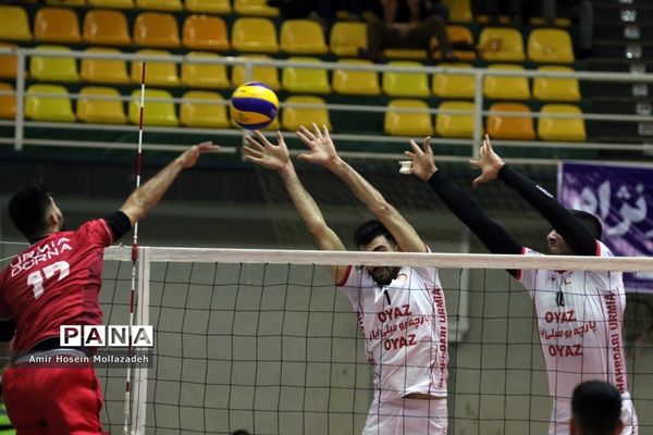 دیدار تیم‌های والیبال شهرداری ارومیه و دورنای ارومیه