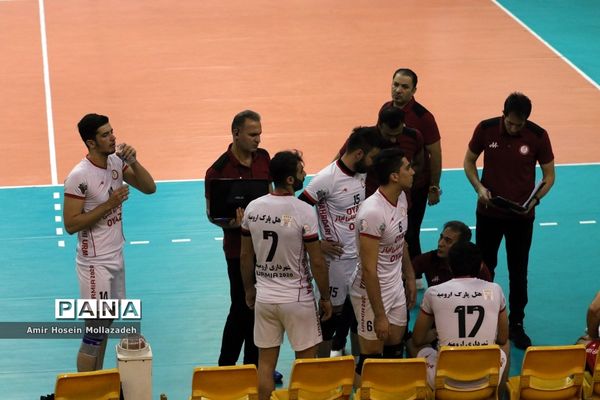 دیدار تیم‌های والیبال شهرداری ارومیه و دورنای ارومیه
