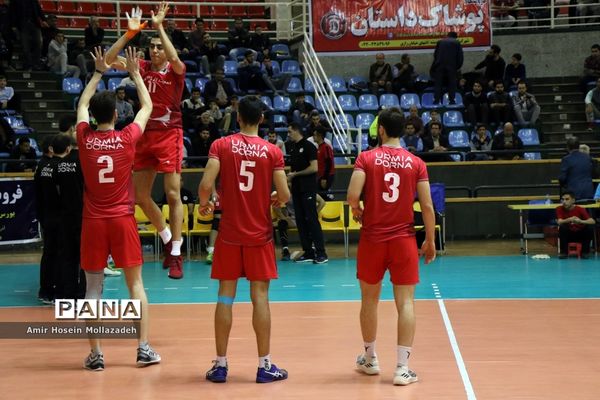 دیدار تیم‌های والیبال شهرداری ارومیه و دورنای ارومیه