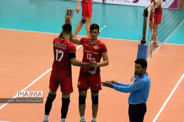 دیدار تیم‌های والیبال شهرداری ارومیه و دورنای ارومیه