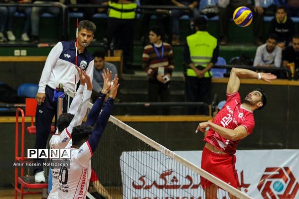 دیدار تیم‌های والیبال شهرداری ارومیه و دورنای ارومیه