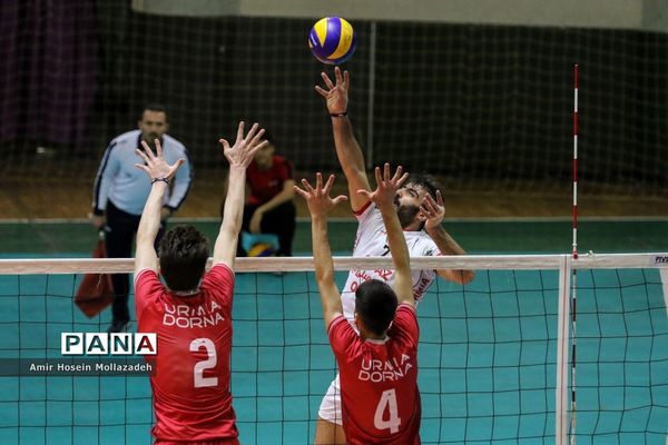 دیدار تیم‌های والیبال شهرداری ارومیه و دورنای ارومیه