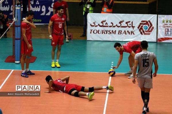 دیدار تیم‌های والیبال شهرداری ارومیه و دورنای ارومیه