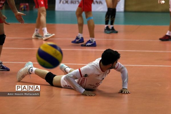 دیدار تیم‌های والیبال شهرداری ارومیه و دورنای ارومیه