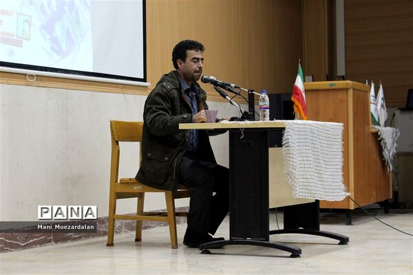 جشن امضاءمسئولان درآیین رو نمایی از کتاب( سرباز کوچک امام )در سنندج