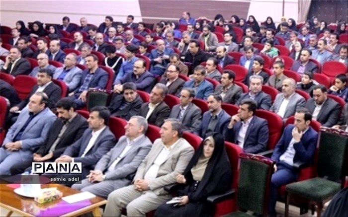 مدیر کل آموزش و پرورش استان اصفهان: در کنار قله رفیع موفقیت، دره عمیق غرور، خطری همیشگی برای پیشرفت محسوب می گردد