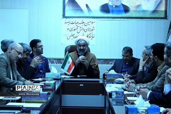 جلسه هیات رئیسه شوراهای دانش‌آموزی  و نمایندگان نهمین دوره مجلس شورای دانش‌آموزی درآذربایجان شرقی