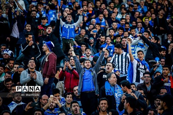 دیدار تیم‌های استقلال و پدیده