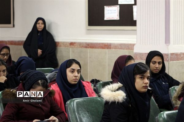 اعزام دانش‌آموزان دختر منطقه چهاردانگه  به مناطق عملیاتی جنوب کشور