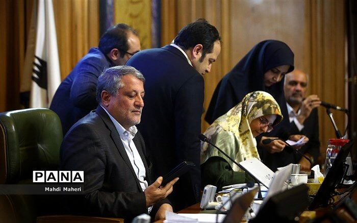2 عضو شورا درباره پرداخت دیون پیمانکاران به شهرداری تذکر دادند