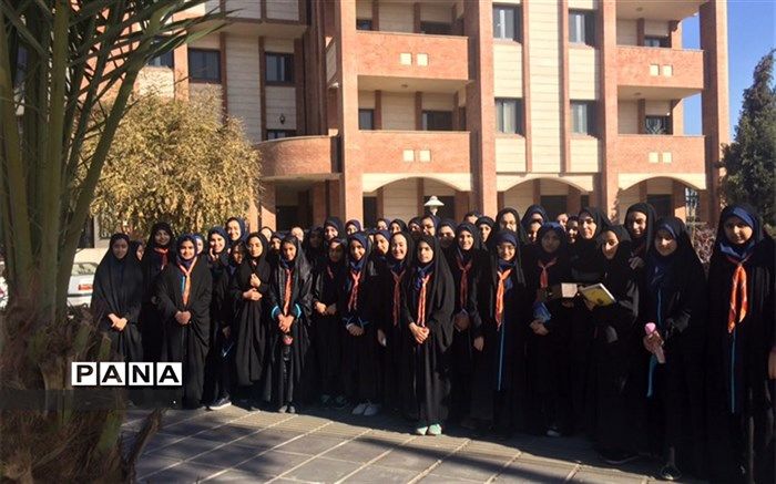 بازدید دانش آموزان دبیرستان فرزانگان دوره اول از شرکت بیمه