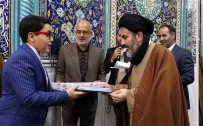 تجلیل از دانش آموزان ممتاز قرآنی و دانش آموزان حافظ کل قرآن کریم