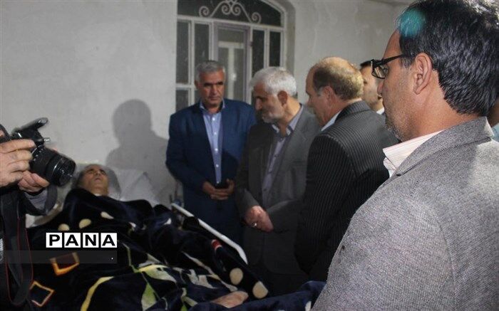 مدیر کل  آموزش و پرورش کهگیلویه و بویراحمد  با خانواده جانباز فرهنگی دیدار کردند