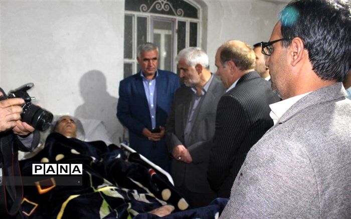 مدیر کل  آموزش و پرورش کهگیلویه و بویراحمد  با خانواده جانباز فرهنگی دیدار کردند